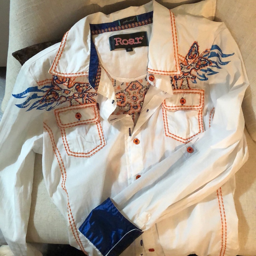 Roar stretch button up